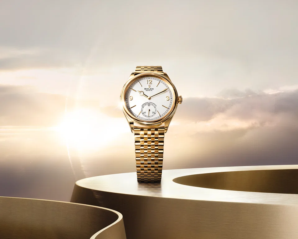The Perpetual 1908 in 18-carat yellow gold is now available on a bracelet fashioned entirely in this precious metal.