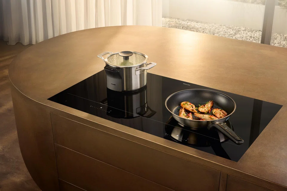  Miele's KM 8000 induction hob embeds intelligence directly into the pot or pan.               