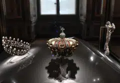The diamond and emerald crown of the Empress of the French Eugenie de Montijo was found broken near the Louvre after the robbery, a source close to the case says.