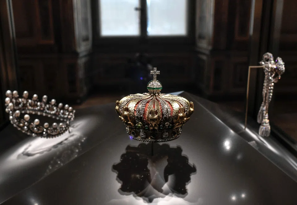 The diamond and emerald crown of the Empress of the French Eugenie de Montijo was found broken near the Louvre after the robbery, a source close to the case says.