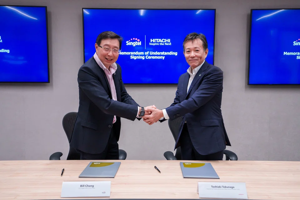 Singtel’s Digital InfraCo chief executive Bill Chang (left) with Toshiaki Tokunaga, Hitachi's executive vice-president and executive officer, at the MOU signing ceremony. 