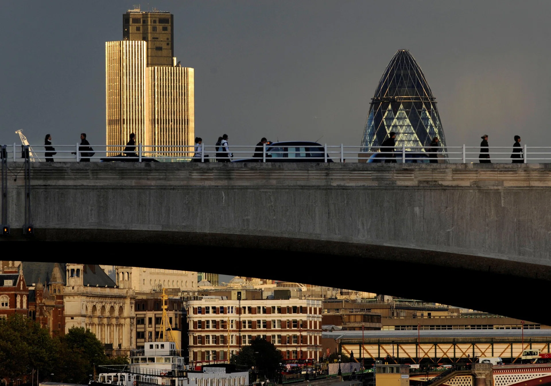 UK business confidence drops to 3-year low: survey