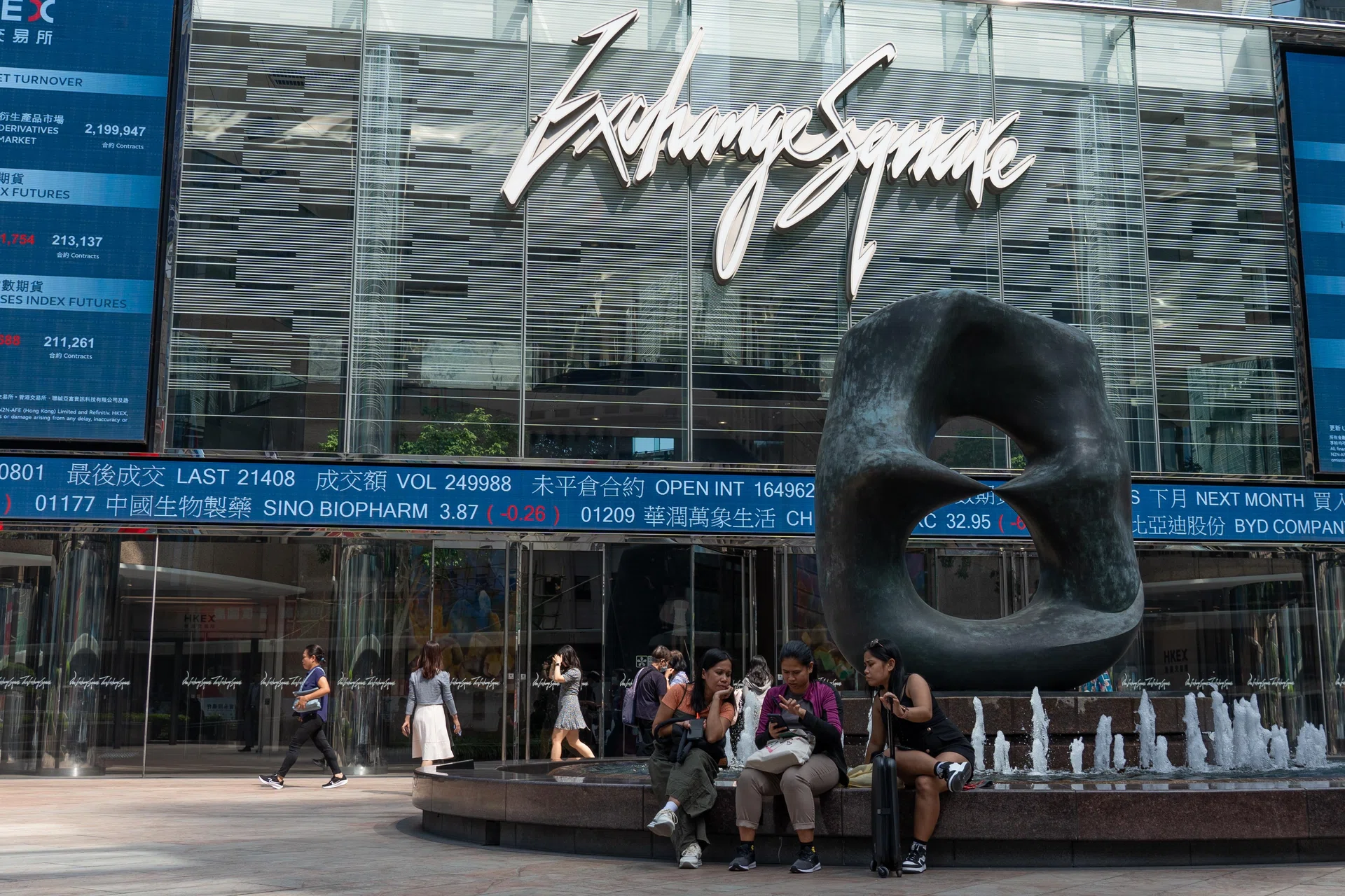 Hongkong Land to sell 147,025 sq ft of One Exchange to HKEX, and launch share buyback programme