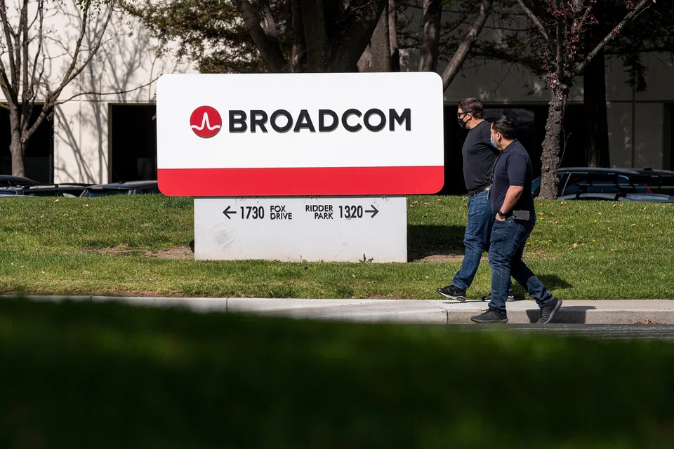 The merger would unite VMware’s cloud-computing software with Broadcom’s chipmaking empire.