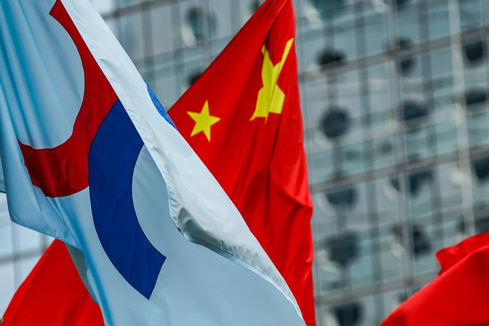 The Hang Seng Index eased 0.12 per cent, or 22.97 points, to 19,202.73.