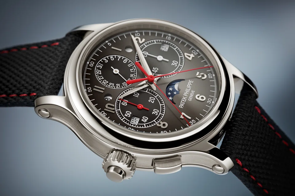 The Ref 5373 is a reinterpretation of the Ref. 5372 for left-handers.