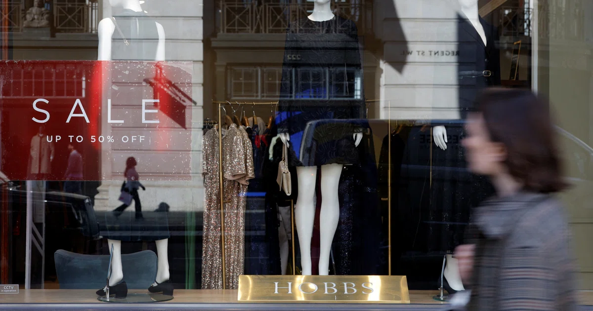 UK retail sales fall 0.4% in September, more than forecast