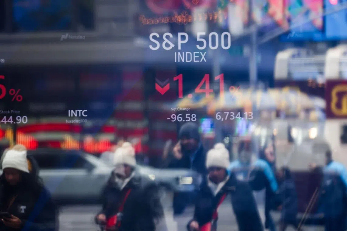 While the theoretical S&P 500 grew US$1 into US$333 between 1926 and 1986, a realistic mutual fund return for that same period would have been only US$137.