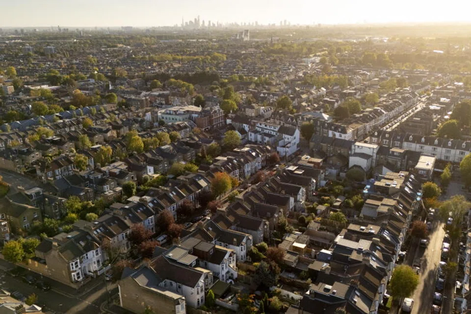 the cost of a room in London is rising fastest in mid-priced areas where monthly rents range from £876 (S$1,517.01) to £966. 