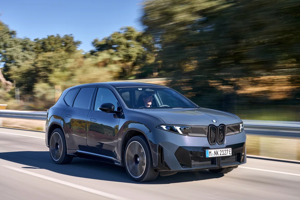 The iX3 has a new electronics architecture that controls everything with four powerful computers instead of dozens of small ones, new battery and motor tech, a new software platform, a new user interface and, above all, a new design language. 