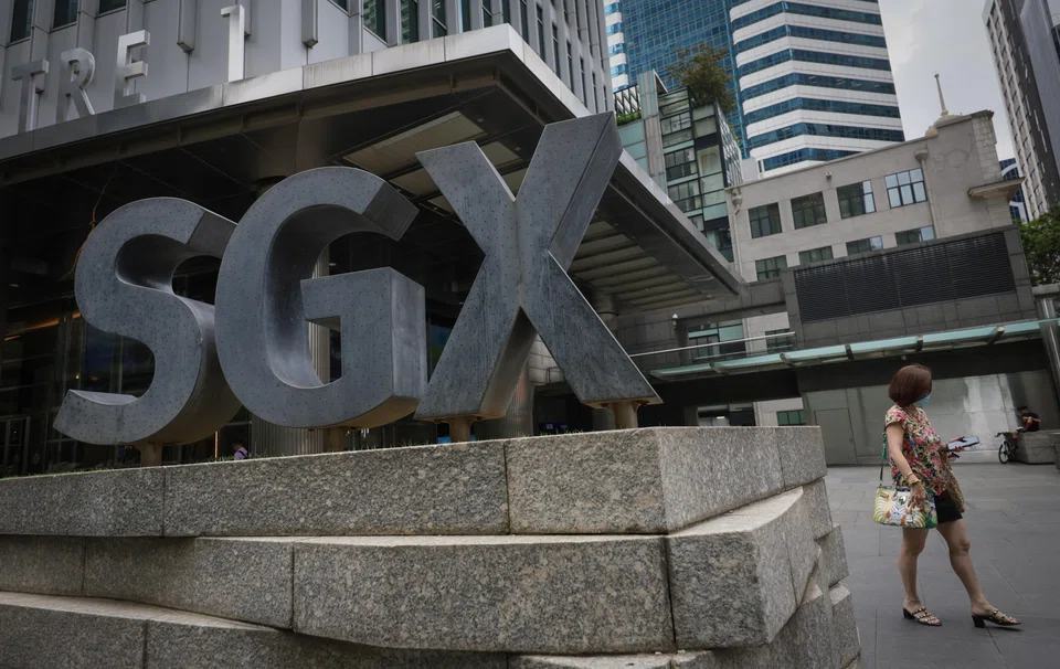 Bank stocks start the morning mixed.