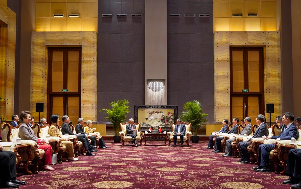SM Lee (centre, left) meeting He Lifeng, Vice Premier of China's State Council.