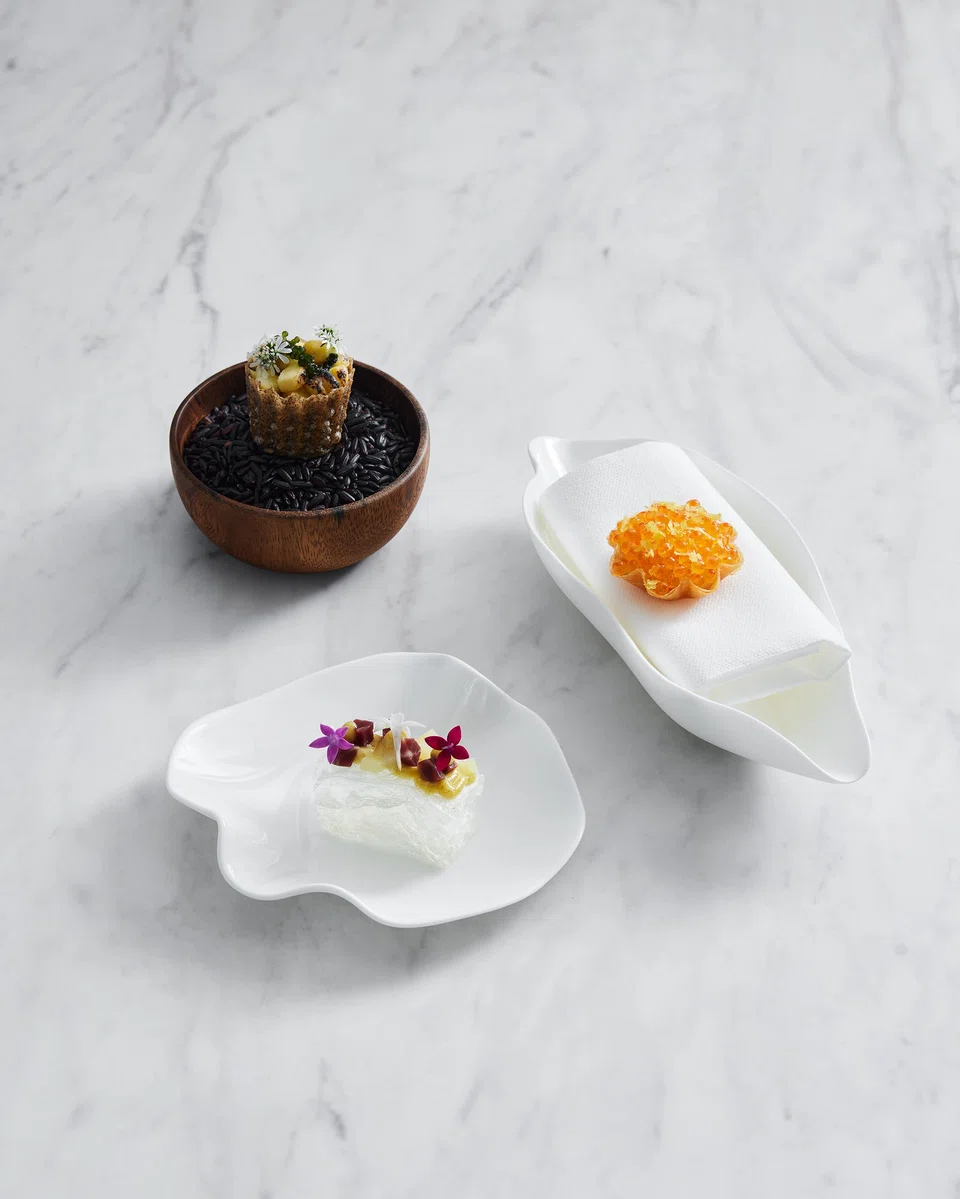 Snacks include a "curry puff", an ikura tart and a buckwheat tart with corn mousse.