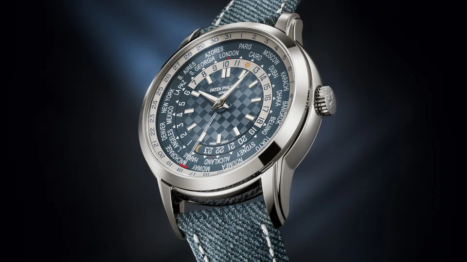 The World Time Date Reference 5330G has a date display synchronised with local time, a feature that is totally new to the world-time model.