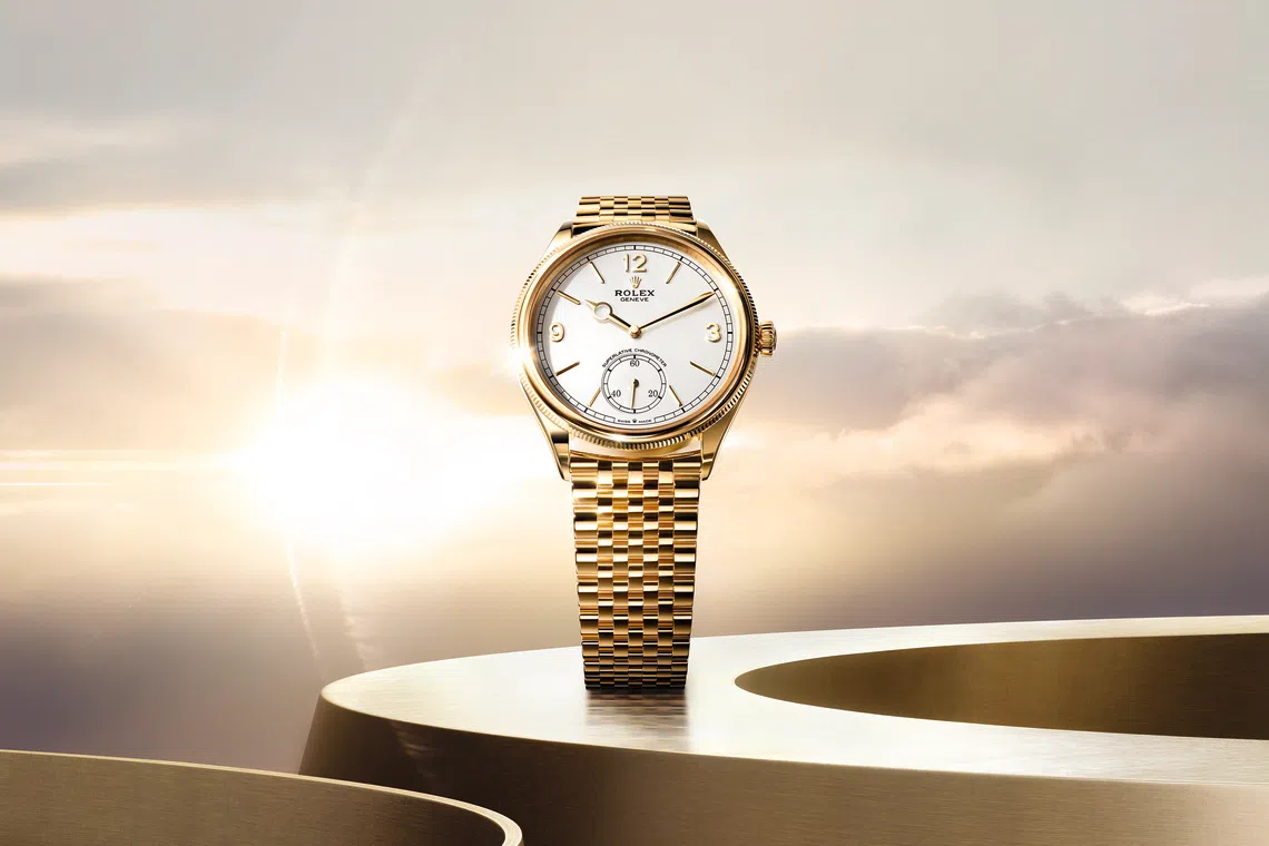 The Perpetual 1908 in 18-carat yellow gold is now available on a bracelet fashioned entirely in this precious metal.