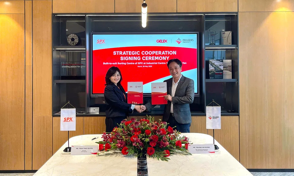 (left) Quyen Tran, SPX Express Vietnam director; Truong An Duong, Frasers Property Vietnam general manager of industrial & residential at the signing ceremony for SPX's largest automated sorting centre in South-east Asia