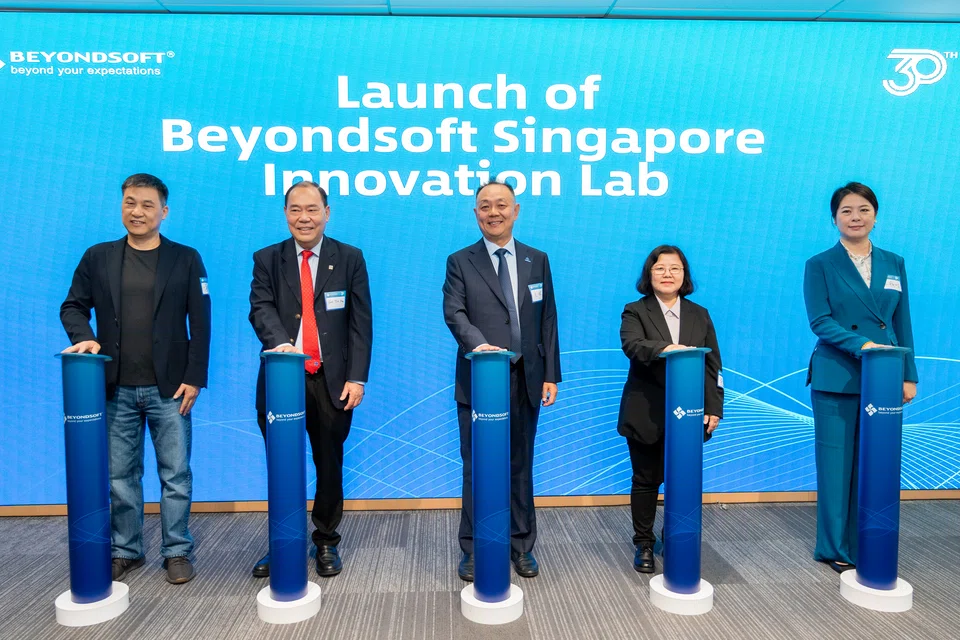 Guruh jinsiy aloqada kimning xotini ishtirok etgan?