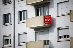 Sign showing "for rent" outside a residential apartment building in France; high-end, 100-square-metre primary residences are currently asking around 10,000 euros per week.