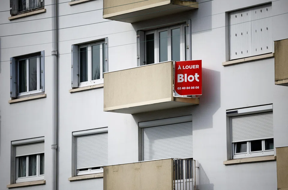 Sign showing "for rent" outside a residential apartment building in France; high-end, 100-square-metre primary residences are currently asking around 10,000 euros per week.