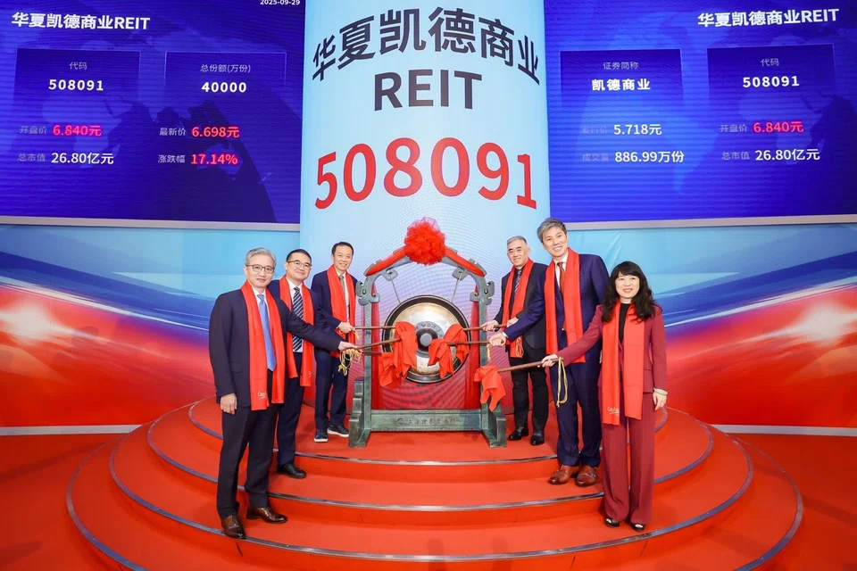 Among those at the listing ceremony were Lee Chee Koon (third from left), group CEO of CapitaLand Investment, and Puah Tze Shyang (fourth from left), CEO of CapitaLand Investment China.