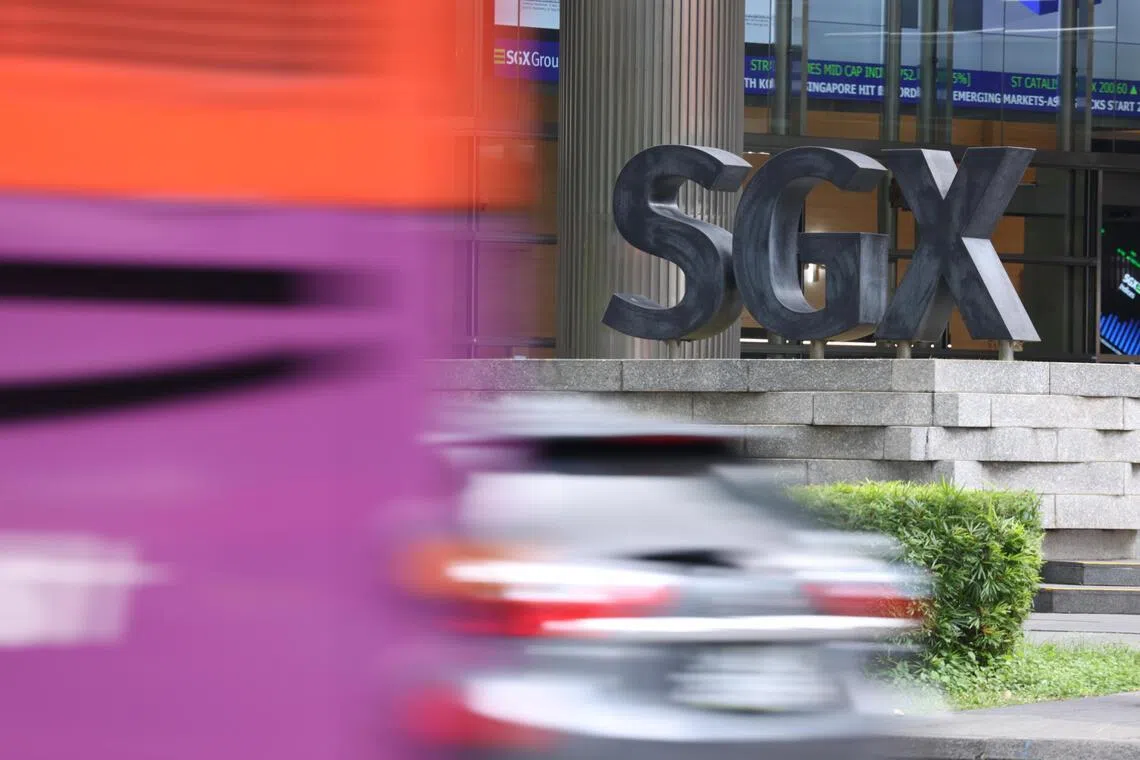 Advancers outnumber decliners 388 to 218 for the day, with 1.5 billion shares worth S$1.5 billion changing hands.