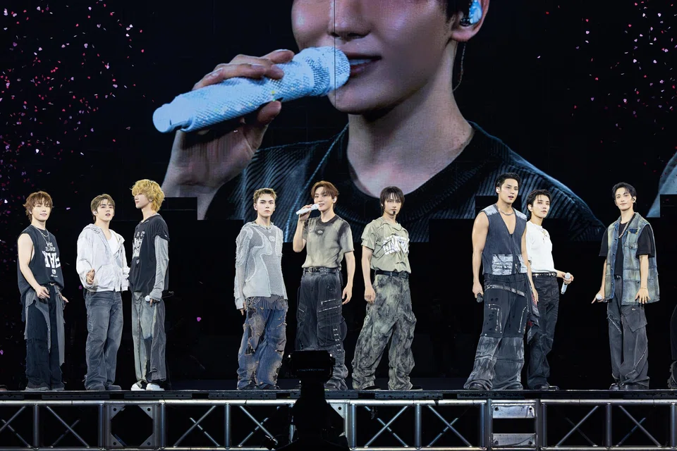 Seventeen's sixth show in Singapore had them performing solos and group numbers to show off their vocal prowess.