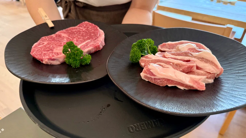 Seoul & So餐厅活泼明亮的室内装潢。