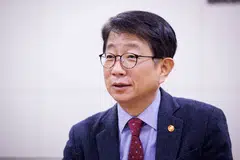 South Korean Transport Minister Park Sang-woo said he will try to find the right timing to resign after addressing the current situation.
