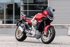 By dint of being a very good bike, the Italian brand’s V100 Mandello offers not just a chance, but also a reason, to stand out from your bike-riding pals.