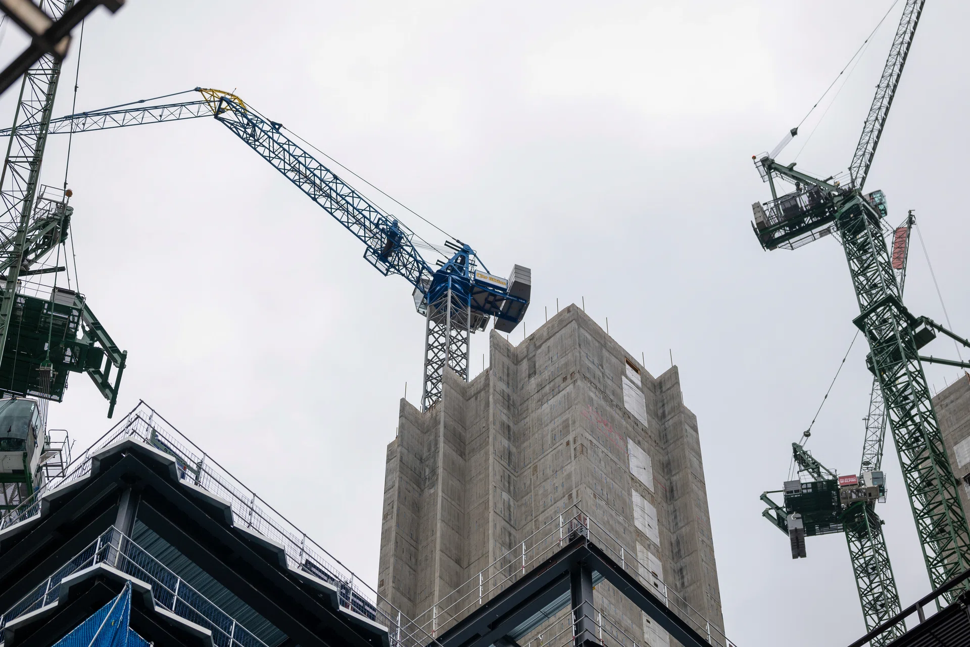 UK construction output plummets in November, business confidence erodes
