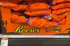 US consumers are tightening spending in general due to an uncertain economy and government shutdown, and the rising cost of sweets has further prompted them to trim their candy budgets.