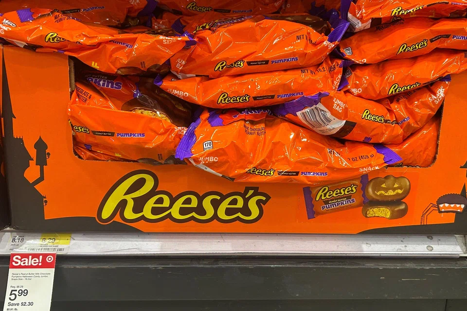 US consumers are tightening spending in general due to an uncertain economy and government shutdown, and the rising cost of sweets has further prompted them to trim their candy budgets.