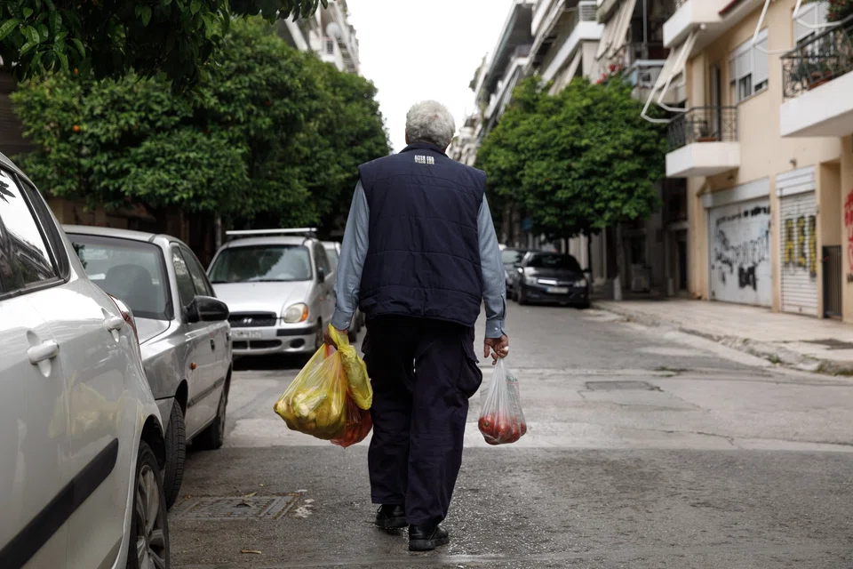 In the current situation, governments have to make a contribution by consolidating their budgets in order to get inflation back under control. 