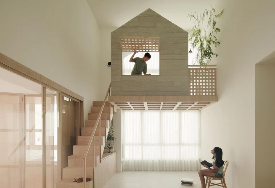 A mezzanine inserted into the lofty living room. 