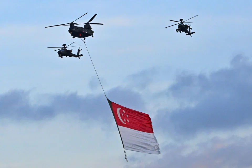 Chinook helicopters flying the Singapore Flag at the parade. 