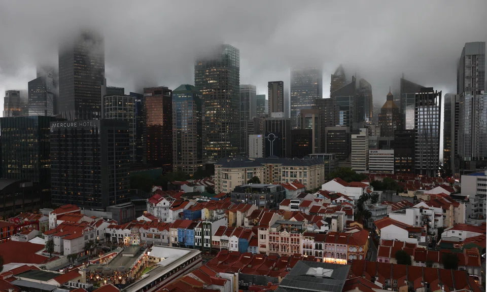 新加坡的增长风险偏向下行，预计2026年产出缺口将平均在0%左右。