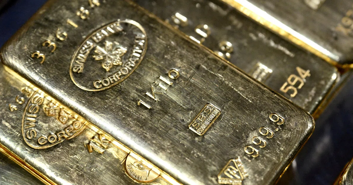 Gold declines as bond yields stay elevated despite oil drop