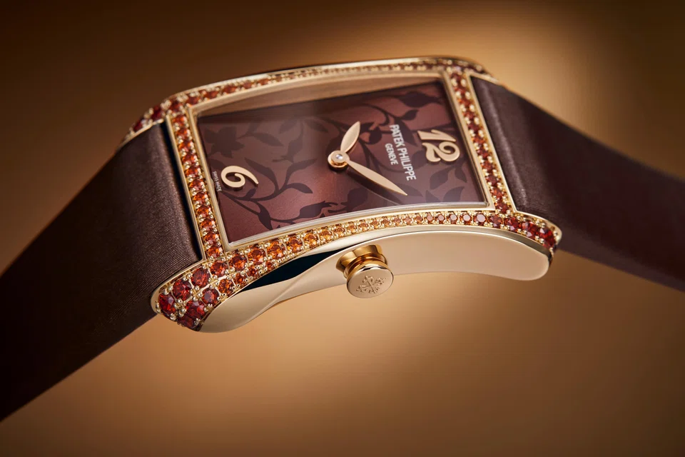 The Ref 4962/200R-001 Gondolo Serata sparkles with 94 brilliant-cut spessartite gems.