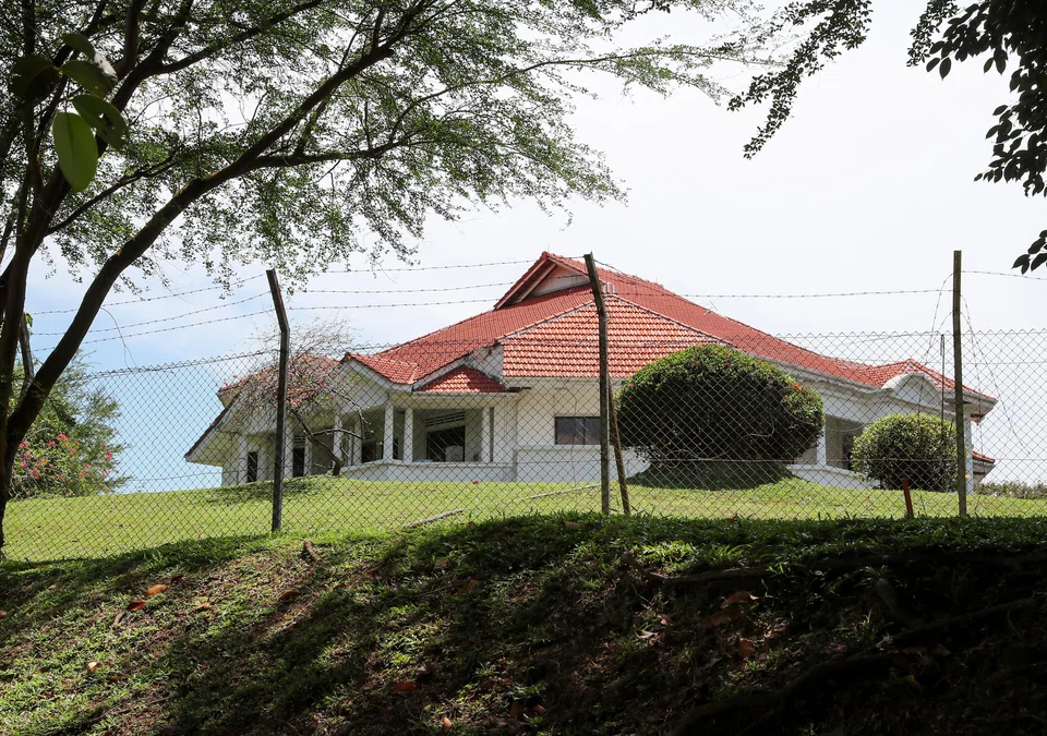 5 Oxley Rise houses a two-storey bungalow with single-storey outhouses. It is a rare property in dense Singapore. It has huge grounds, a great location and a rich history. 