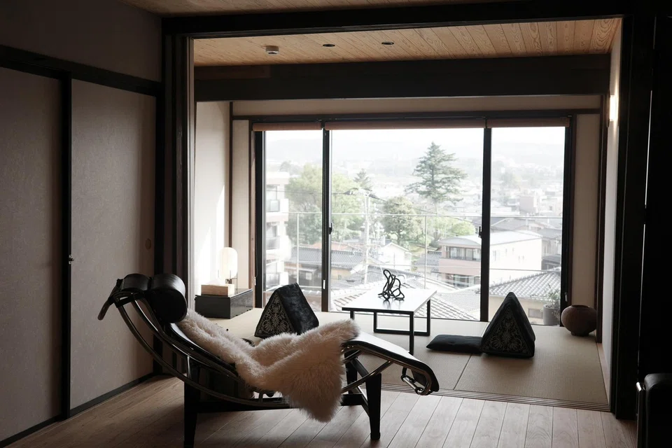 Cassina LC4 Chaise Longue is a main feature.