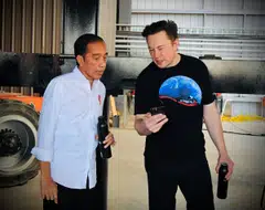Indonesian President Joko Widodo (left) met with Tesla chief Elon Musk in Texas in May 2022.