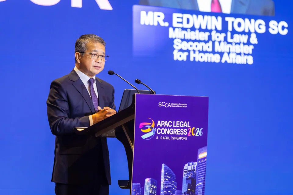 律政部长Edwin Tong表示：“供应链分化影响了我们的企业。贸易紧张局势推高了我们整个经济的成本。”