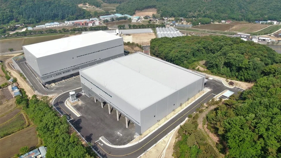 The high-specifications logistics property has 60,407 square metres of net leasable area and consists of two four-storey buildings with basement floors.