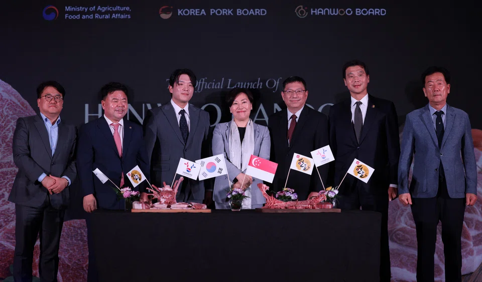 Culinary Class Wars judge Anh Sung-jae (third from left) with South Korea's Minister of Agriculture, Food and Rural Affairs Song Mi-ryeong (centre), Korean Hanwoo Board chairman Min Kyungcheon (extreme right) and Korea Handon Board chairman Lee Kihong (second from left).