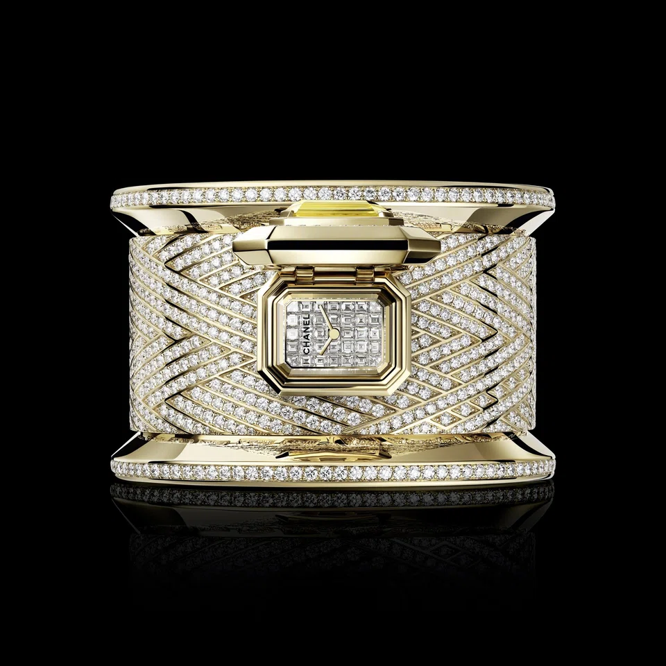 Bobbin Cuff Couture is set with brilliant diamonds in a zig-zag design.