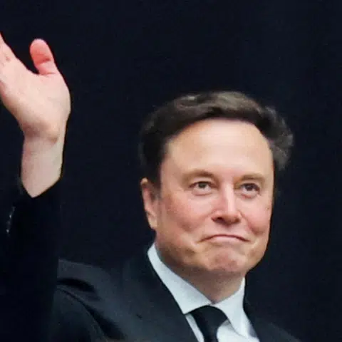 Musk makes lofty promises after US$1t Tesla payday