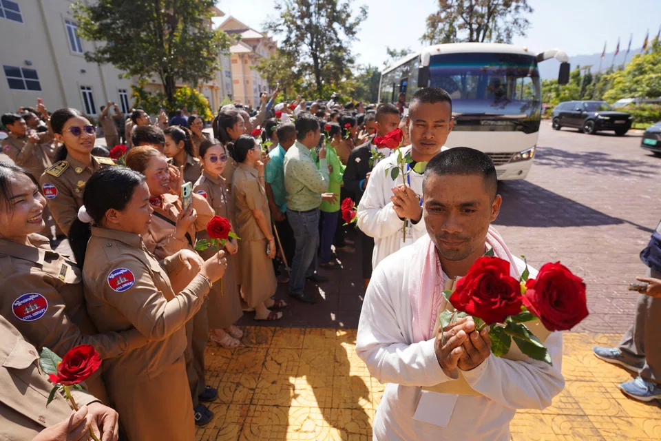 The Cambodian soldiers receive roses from people following their release in Pailin province, Cambodia, on Dec 31, and are described as "heroic soldiers".