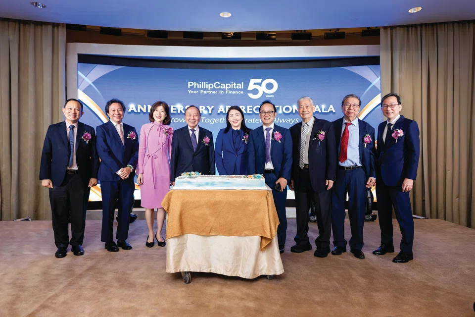 The key management team of PhillipCapital Group including Phillip Securities Managing Director Luke Lim (4th from right), posing for a photo with Lim Hua Min (4th from left) and Gillian Tan (centre), Assistant Managing Director (Development and International) & Chief Sustainability Officer of Monetary Authority of Singapore, during
PhillipCapital’s 50th Anniversary Appreciation Gala at the Fullerton Hotel on April 23, 2025.