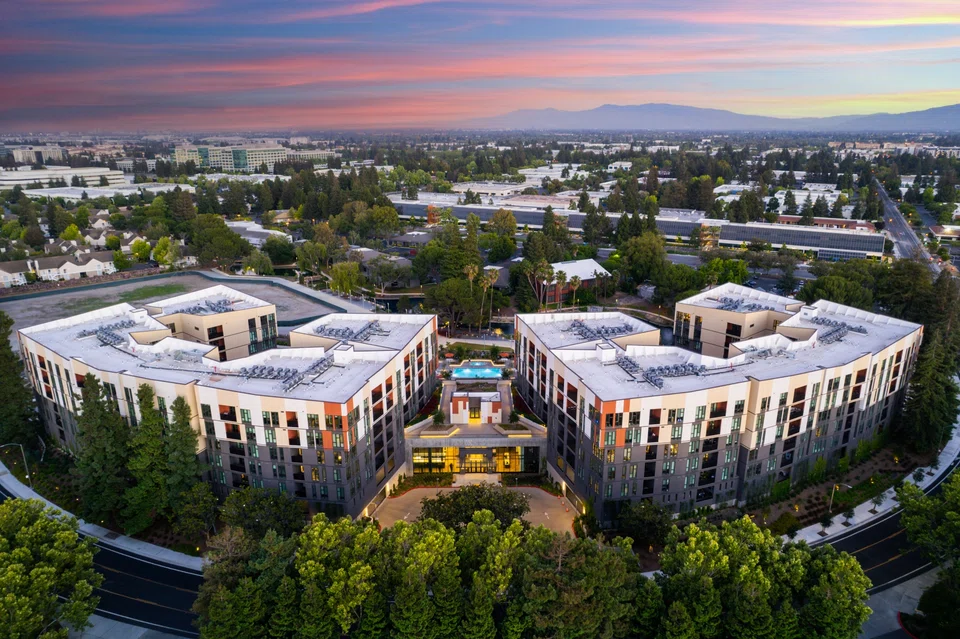The 250-unit residential property stands on a 385,000 square foot freehold site located at 1250 Lakeside Drive in Sunnyvale, California. 