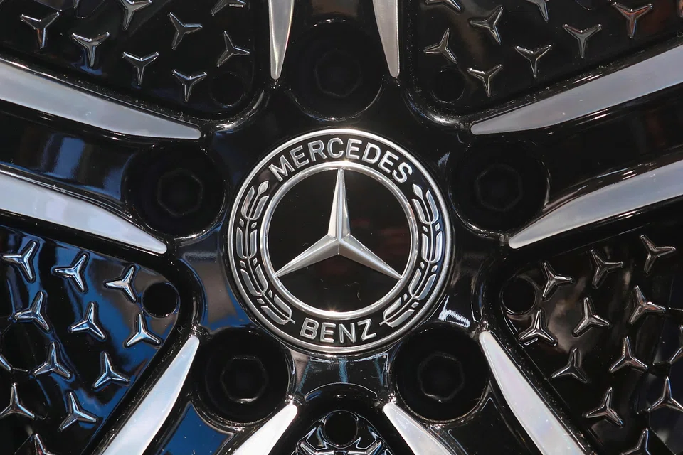 For Mercedes, weakening sales for its top-end cars marks a blow to a luxury strategy that’s meant to help fund its transition to an all-electric future. 